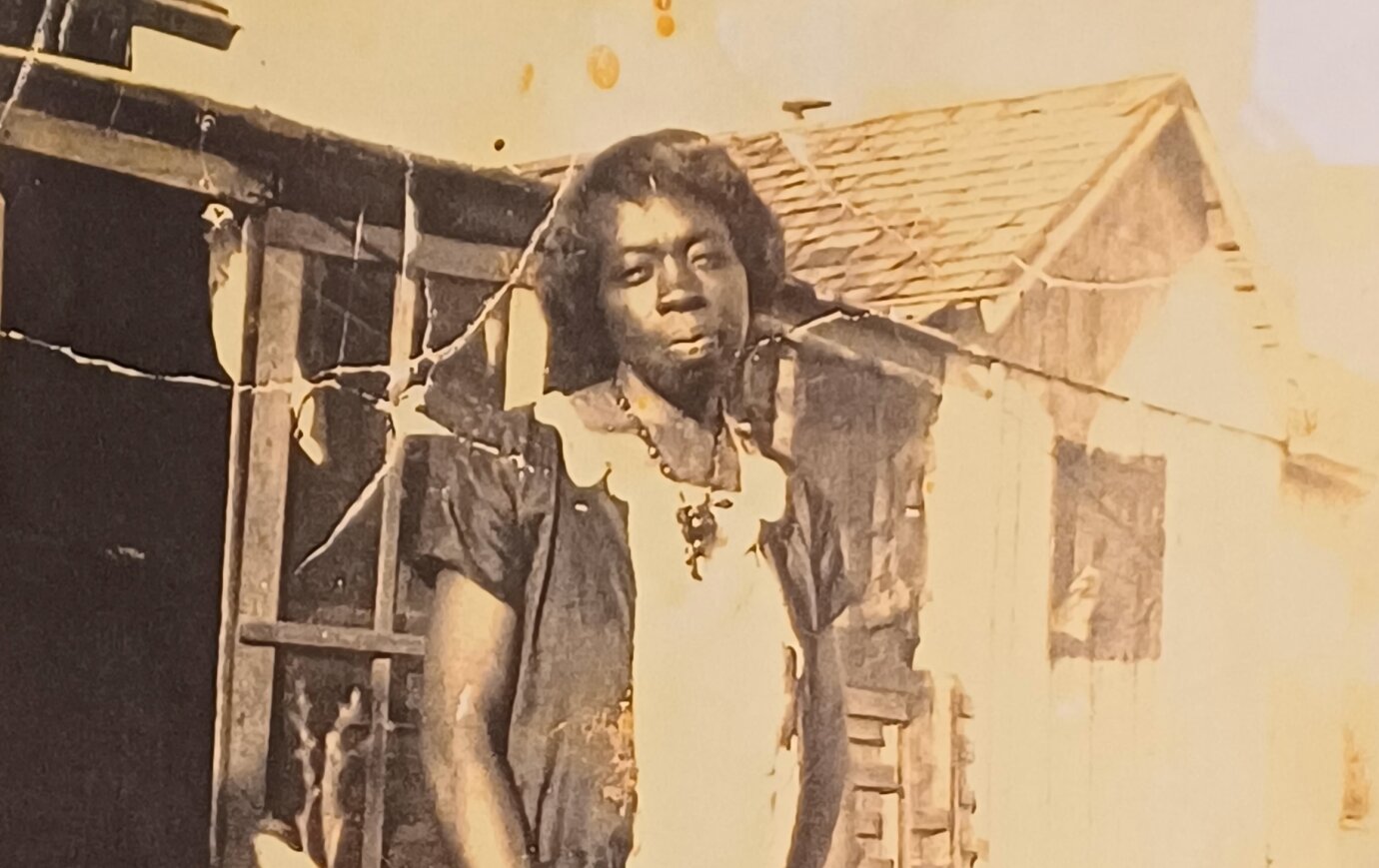 Vergilbte Schwarz-weiss-Aufnahme einer Vorfahrin von Jalalu-Kalvert Nelson