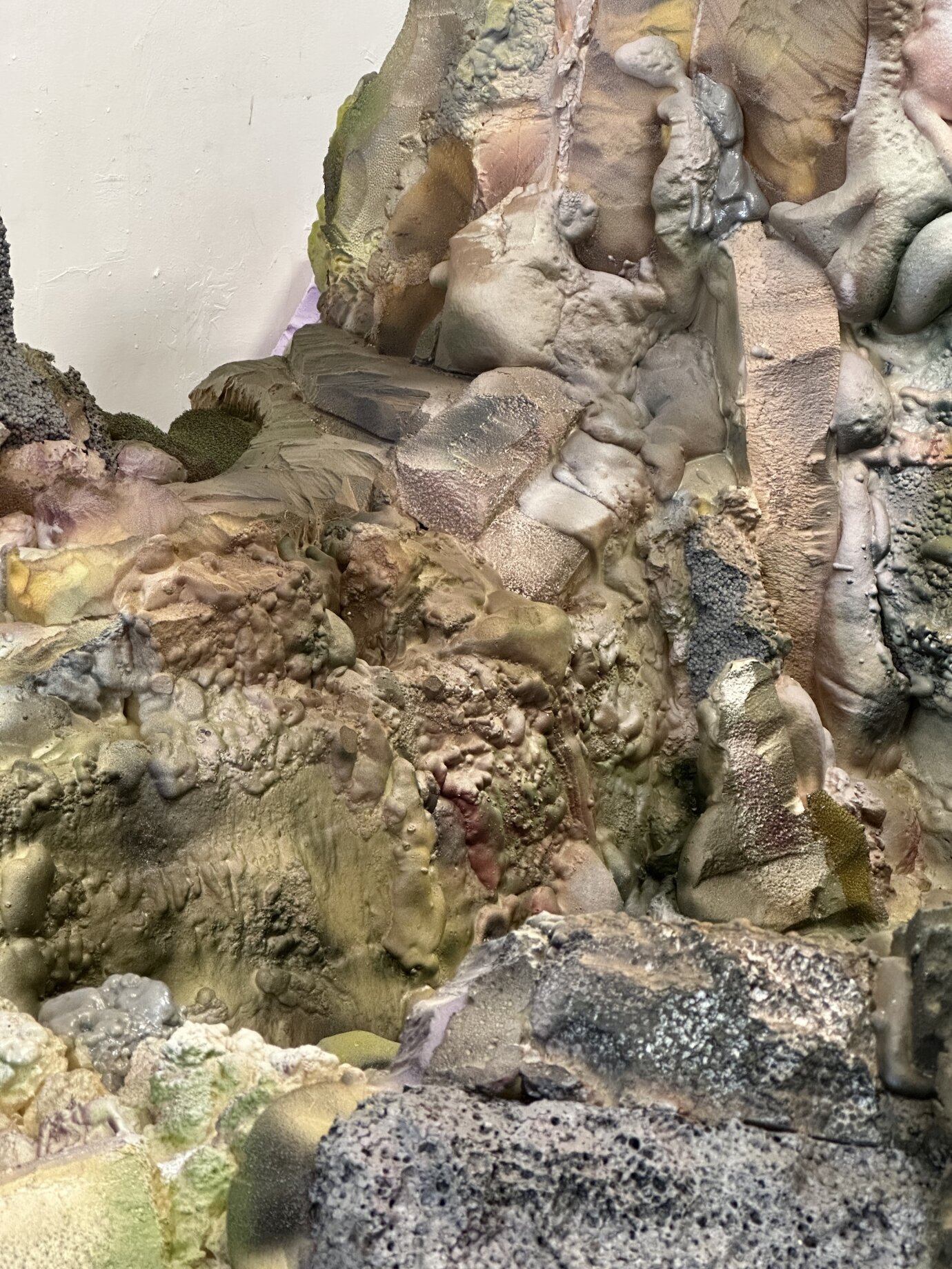 Ein in Gold und Kupfer schimmerndes Gebilde, das aus Stein oder Schaum geschaffen scheint. 