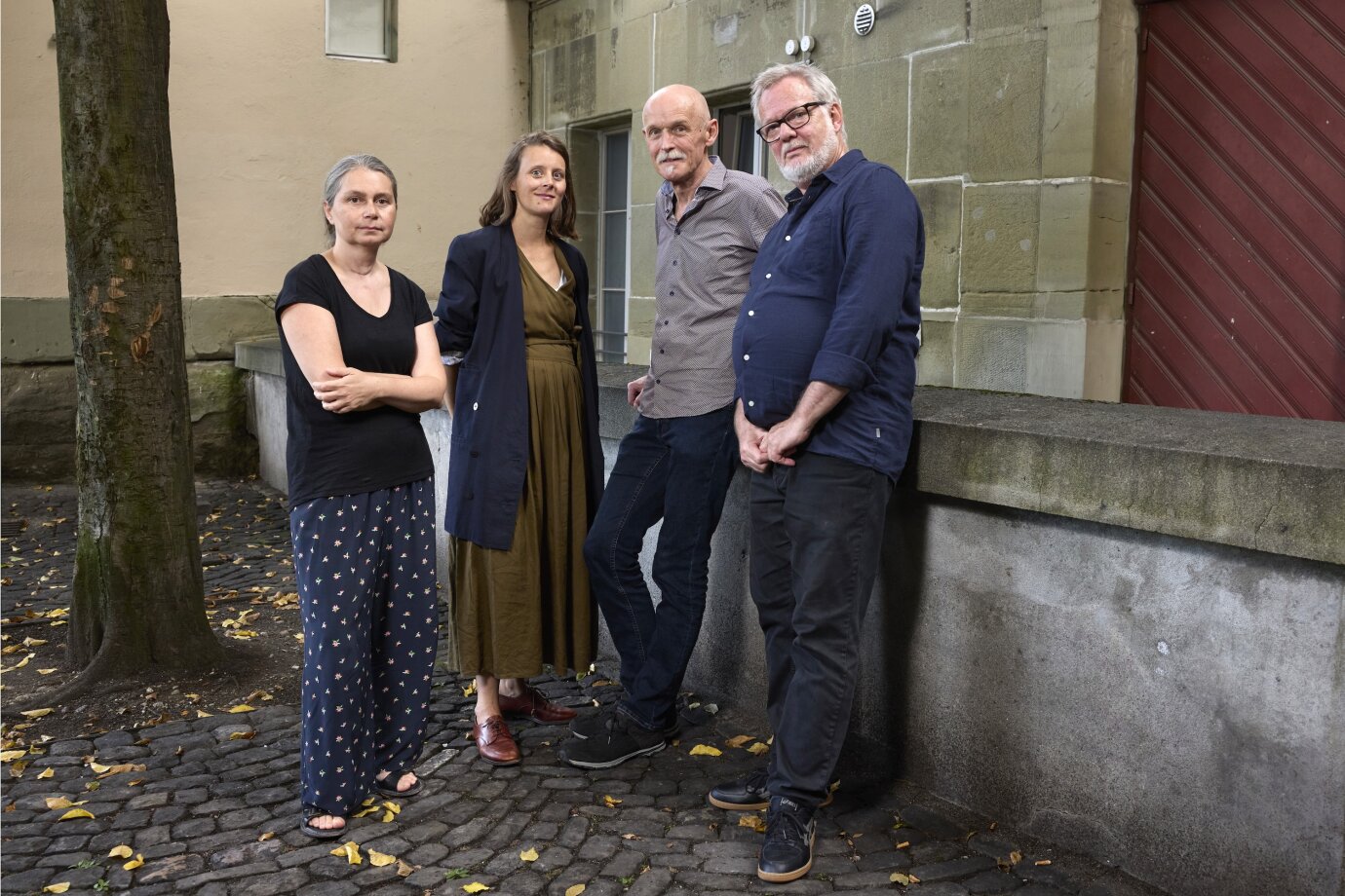 Das vierköpfige Kuratorium (2 Frauen, 2 Männer) vor einer herbstlichen Häuserfassade