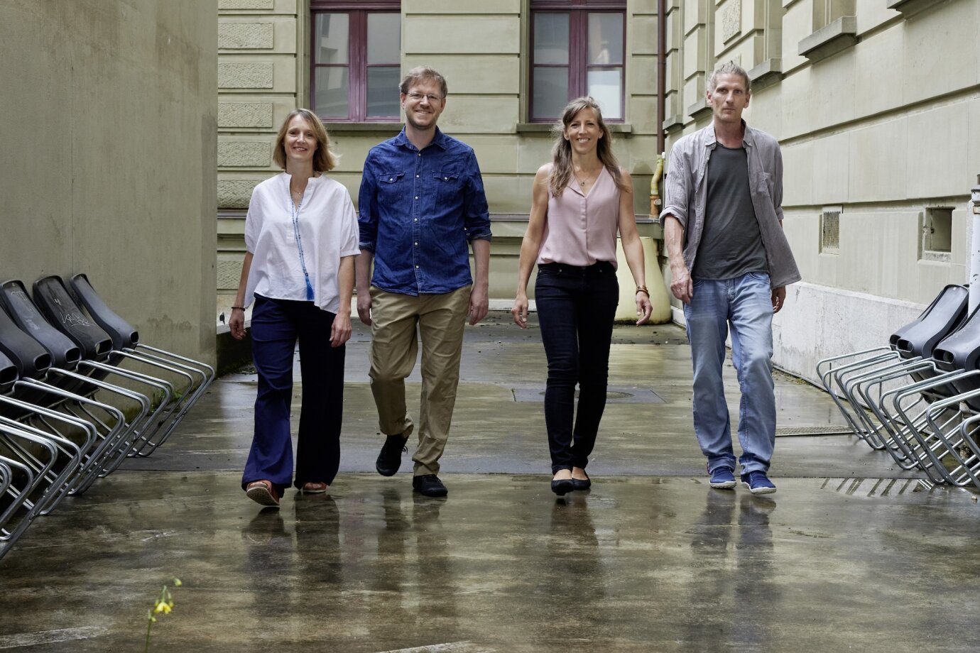 Das Team der Geschäftsstelle des Musikfestival Bern schreitet gemeinsam der Kamera entgegen.