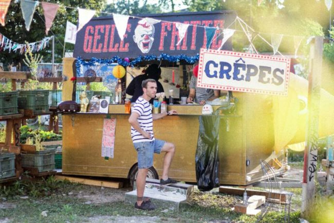 Ein liebevoll-kreativ dekorierter Essensstand, an welchem Pommes und Crêpes erhältlich sind. 